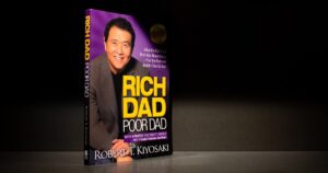 金持ち父さん著者キヨサキ、ビットコイン・金・銀の価格予想を公開　「売らずに買い続ける」