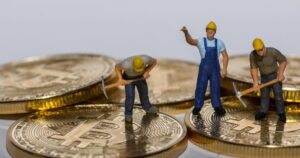 ビットコイン採掘者の降伏、価格底打ちのシグナルか＝VanEck分析