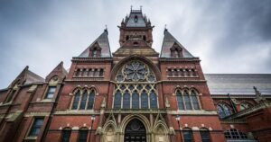 ハーバード大学基金、ビットコインETFを一部売却しイーサリアムETFを初購入